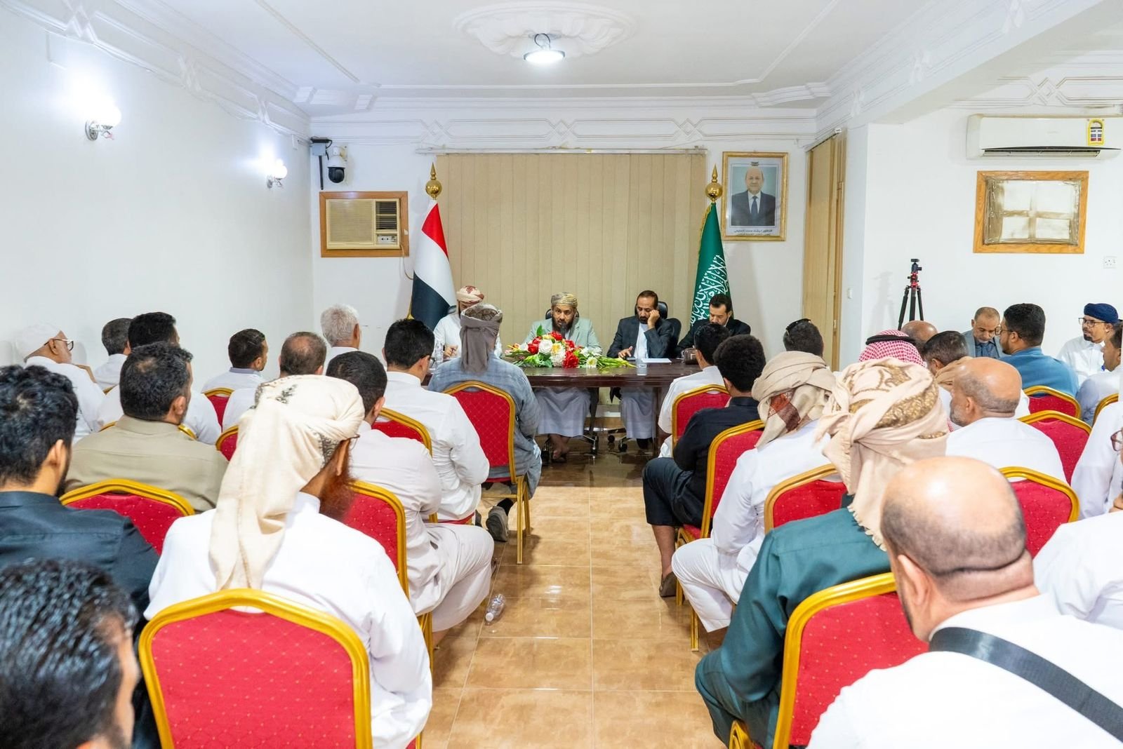 وزير الأوقاف يعقد اجتماعًا موسعًا لبحث الترتيبات الميدانية وتحديات موسم حج 1447هـ