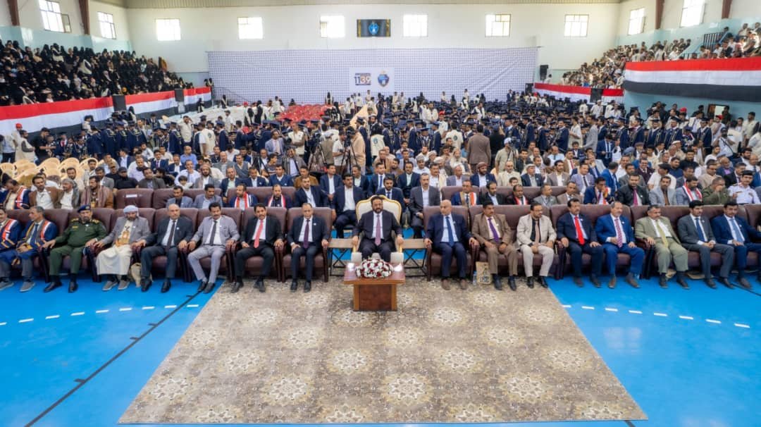 العرادة يشهد تخرج أكثر من ألف طالب وطالبة بجامعة إقليم سبأ ويؤكد التزام الدولة بدعم التعليم
