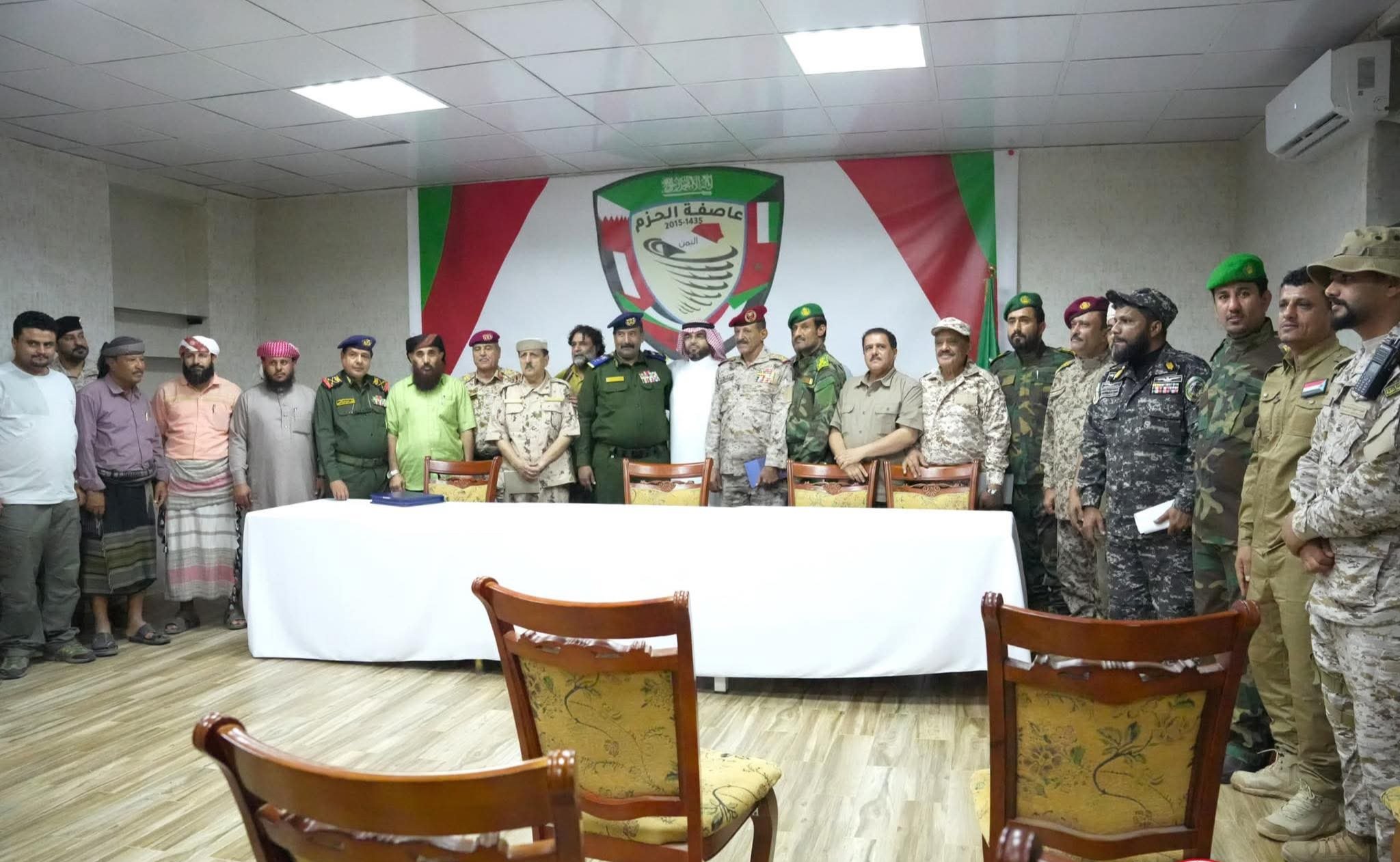 قادة عسكريون من محافظات جنوب اليمن يعقدون اجتماعاً في مقر التحالف العربي بعدن