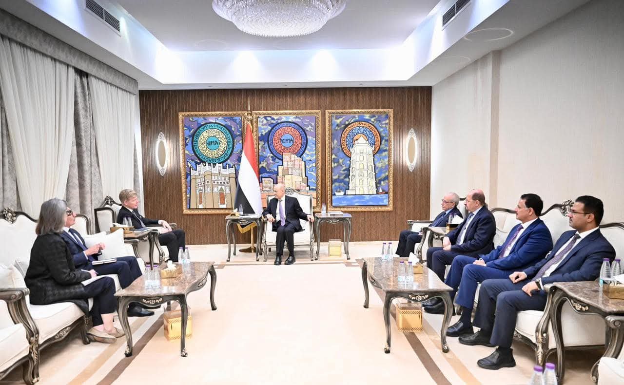 رئيس مجلس القيادة يشيد بموقف الأمم المتحدة الداعم لوحدة اليمن ويؤكد المضي في بسط سيادة الدولة وحماية مسار السلام