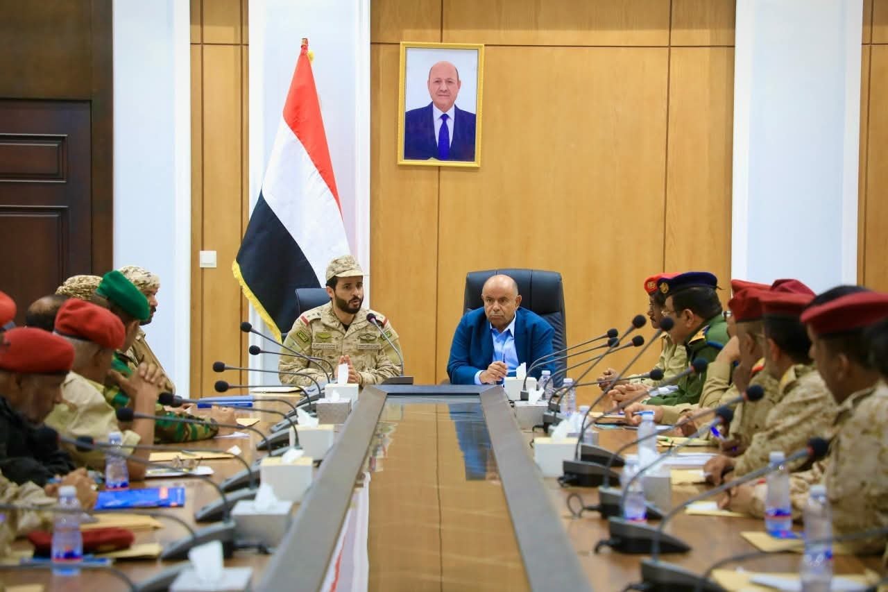 محافظ حضرموت يبحث مع القيادات العسكرية والأمنية تعزيز الجاهزية وتوحيد القيادة بالمحافظة