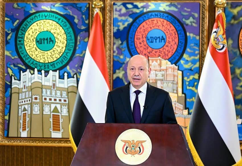الرئيس العليمي يعلن نجاح استلام المعسكرات وتشكيل لجنة عسكرية عليا لاستعادة مؤسسات الدولة