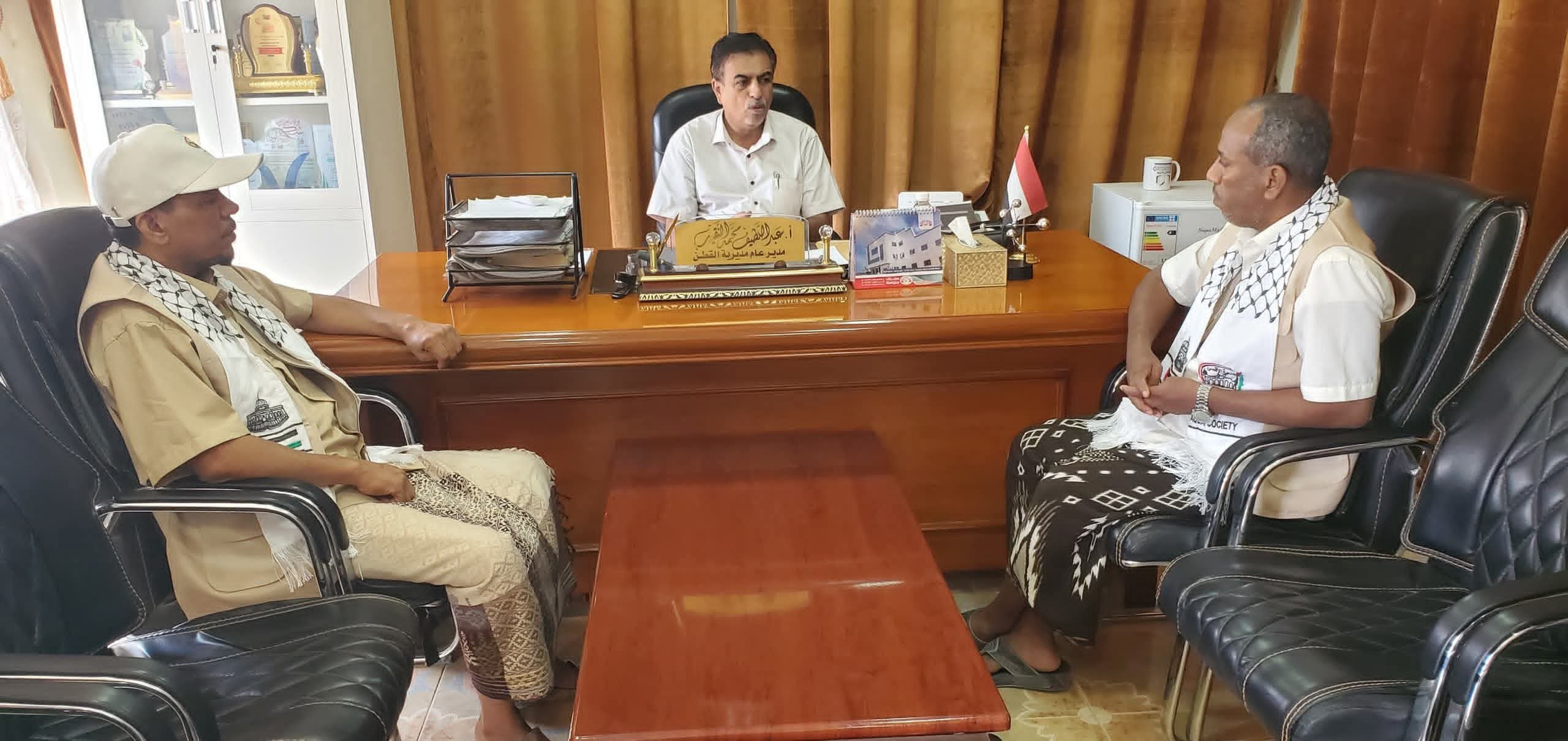 السلطة المحلية بمديرية القطن تبحث تعزيز التعاون مع جمعية الأقصى دعمًا للقضية الفلسطينية
