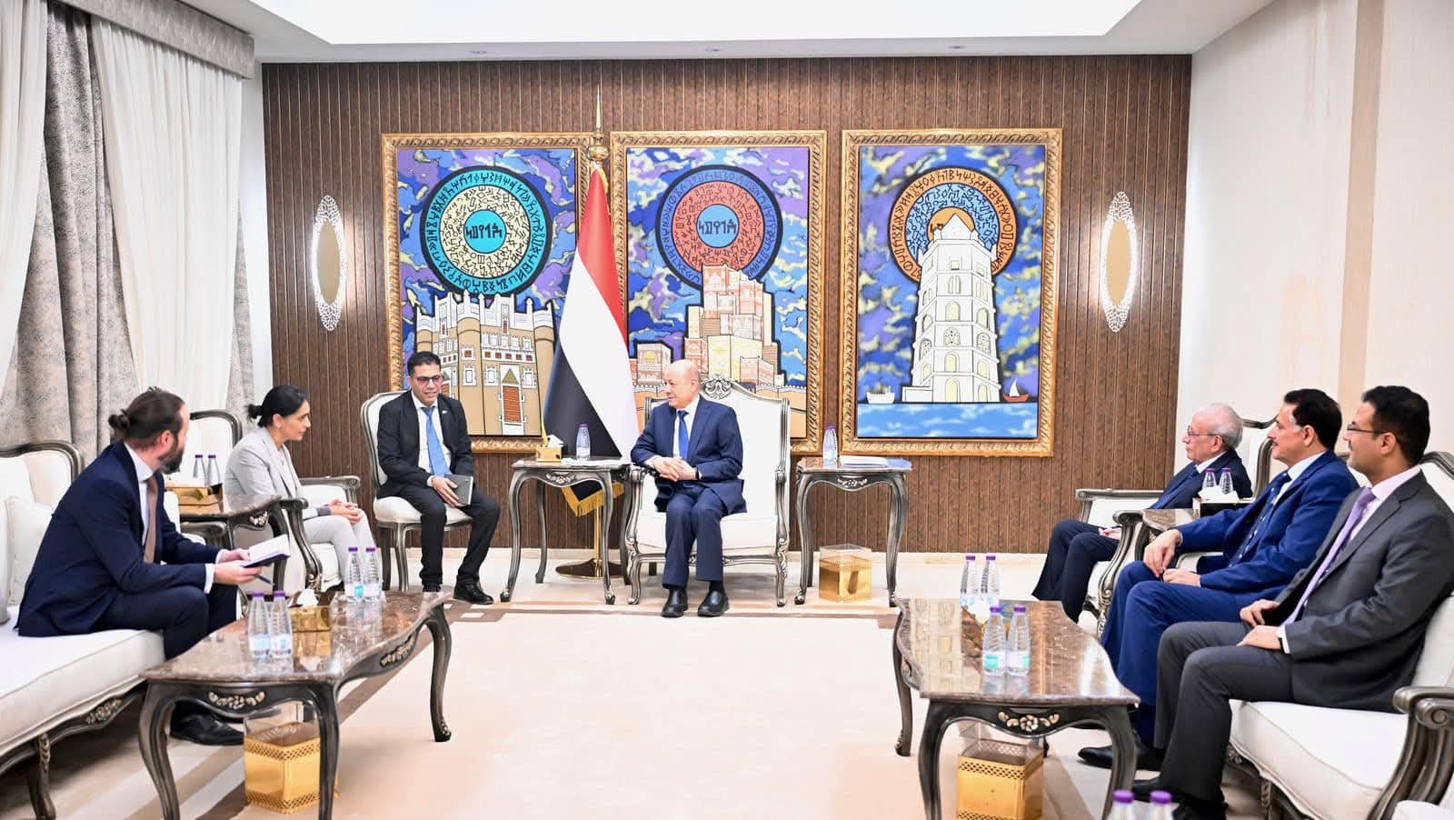 رئيس مجلس القيادة يدعو إلى شراكة دولية فاعلة لدعم الاستقرار وبناء السلام في اليمن