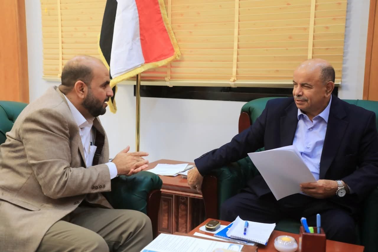 محافظ حضرموت يبحث تطوير أداء القطاع البحري ويؤكد دعم السلطة المحلية لهيئة الشؤون البحرية