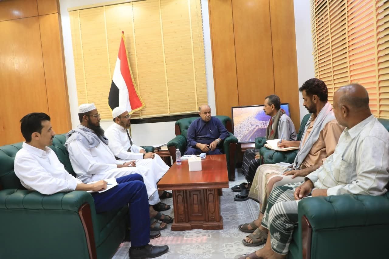 محافظ حضرموت يبحث مع نقابة المعلمين سبل تجاوز الخلافات وضمان استقرار العملية التعليمية