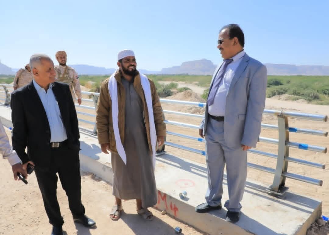 السلطة المحلية تطّلع على المراحل النهائية لمشروع جسر مدودة بمدينة سيئون
