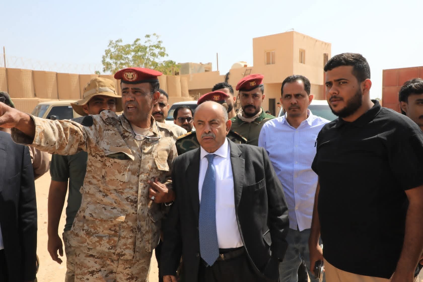 الخنبشي يتفقد أضرار المواقع العسكرية بمطار الريان ويشدد على حماية المنشآت السيادية