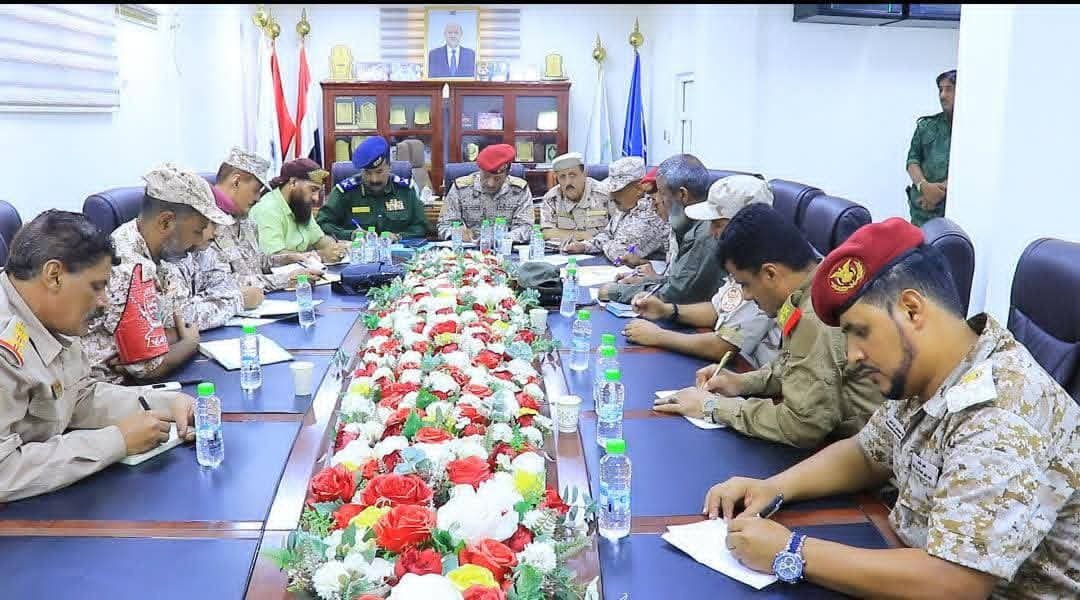 قيادة عسكرية بعدن تبحث تنفيذ توجيهات رئاسية لتعزيز الأمن وإخراج المعسكرات من المدينة