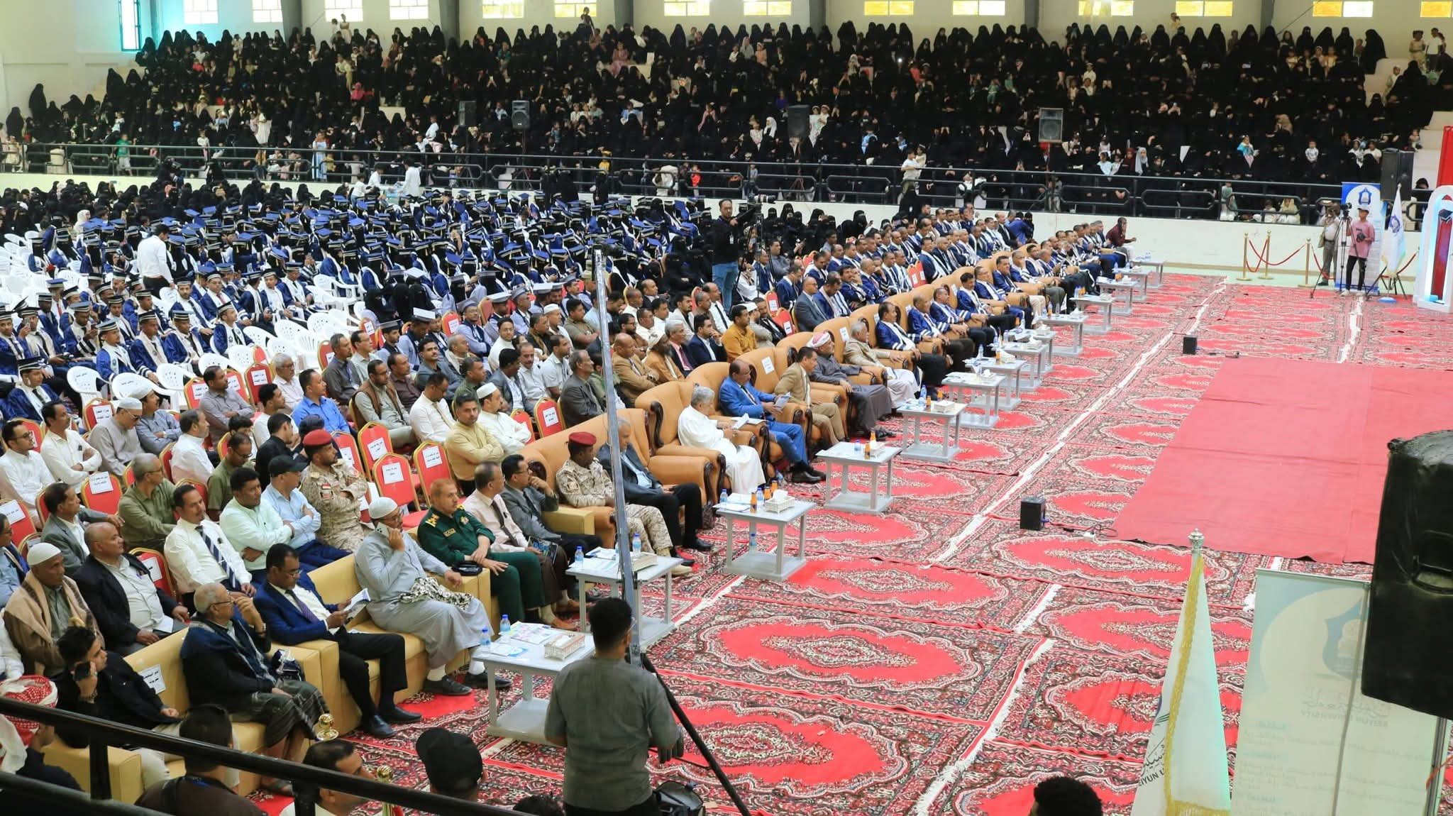 جامعة سيئون تحتفل بتخريج 939 خريجًا وخريجة وتكرّم المتفوقين والحاصلين على مرتبة الشرف