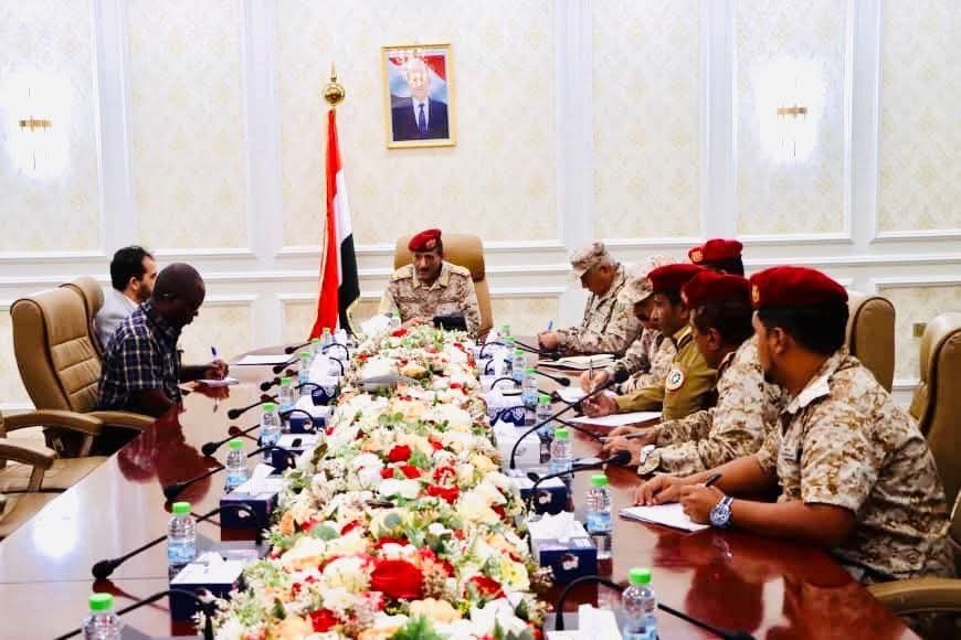 نائب رئيس الأركان يؤكد تعزيز التعاون مع الصليب الأحمر في الجوانب الطبية والإنسانية