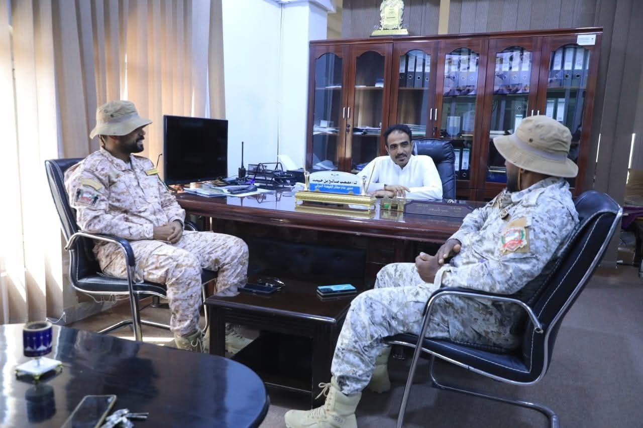 مدير مطار الغيظة الدولي يبحث تعزيز المنظومة الأمنية مع قيادة “درع الوطن” بالمهرة