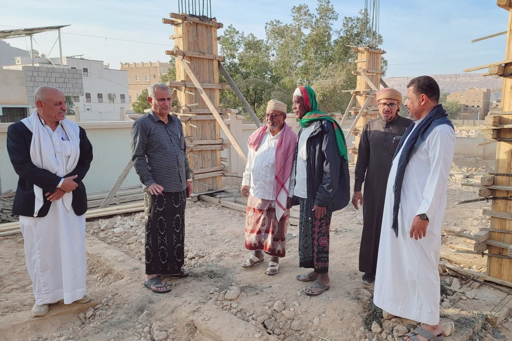 مدير عام سيئون يتفقد مستوى الإنجاز في مشروع إنشاء مدرسة فاطمة للبنات بتاربة ويطلع على سير الدراسة المسائية