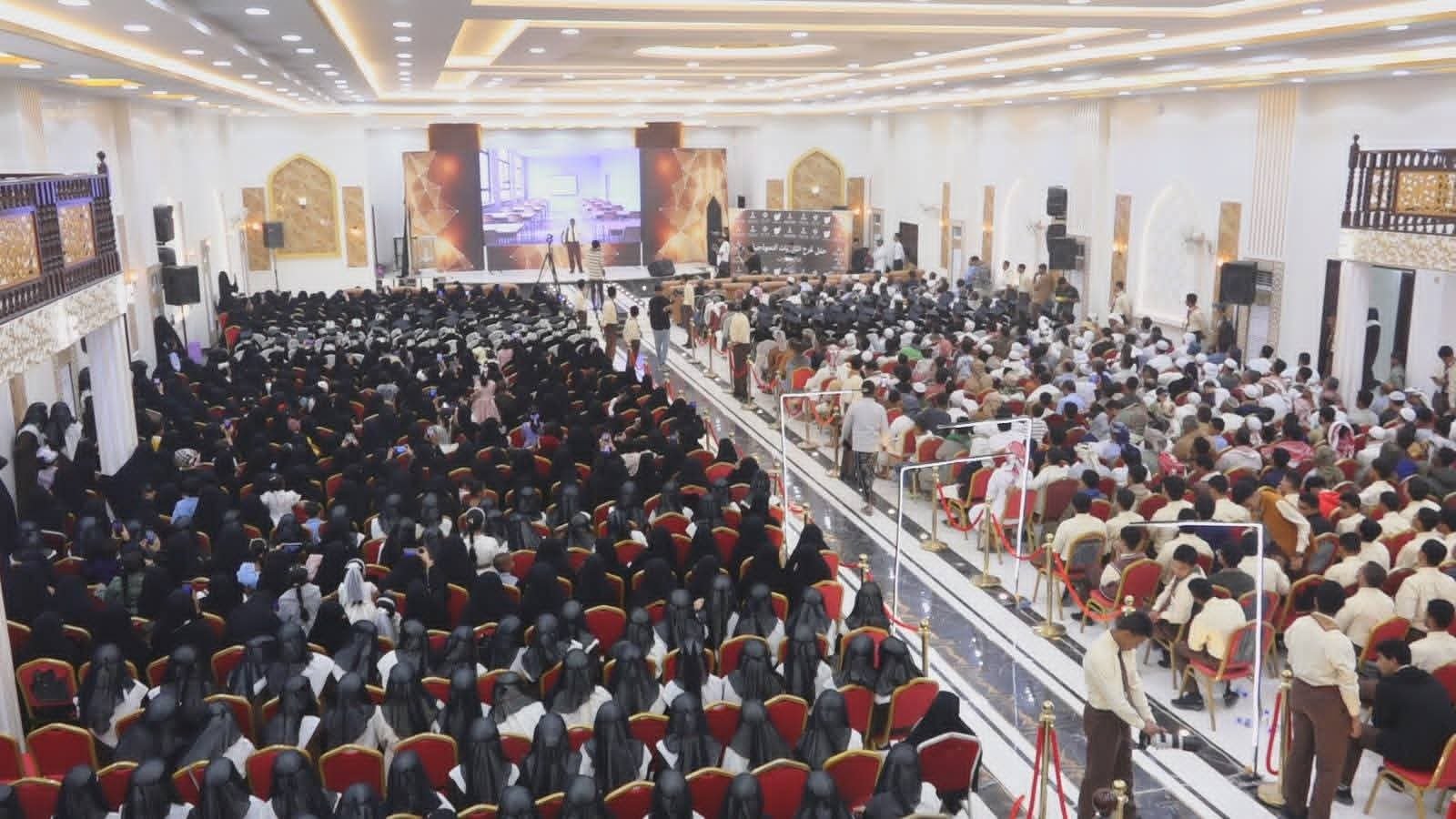 احتفال بتوديع 130 خريجًا وخريجة من ثانويتَي سيئون النموذجيتين