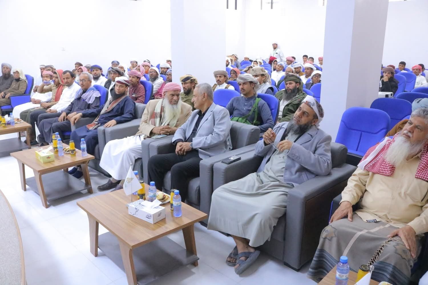 مدير عام سيئون يشارك في تكريم أوائل الفصل الدراسي الأول بجامعة أهل الحديث
