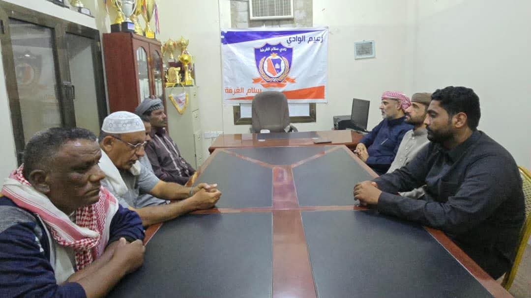 مجلس حضرموت الوطني يسلط الضوء على دعم الشباب والأنشطة الرياضية في زيارة لنادي سلام الغرفة