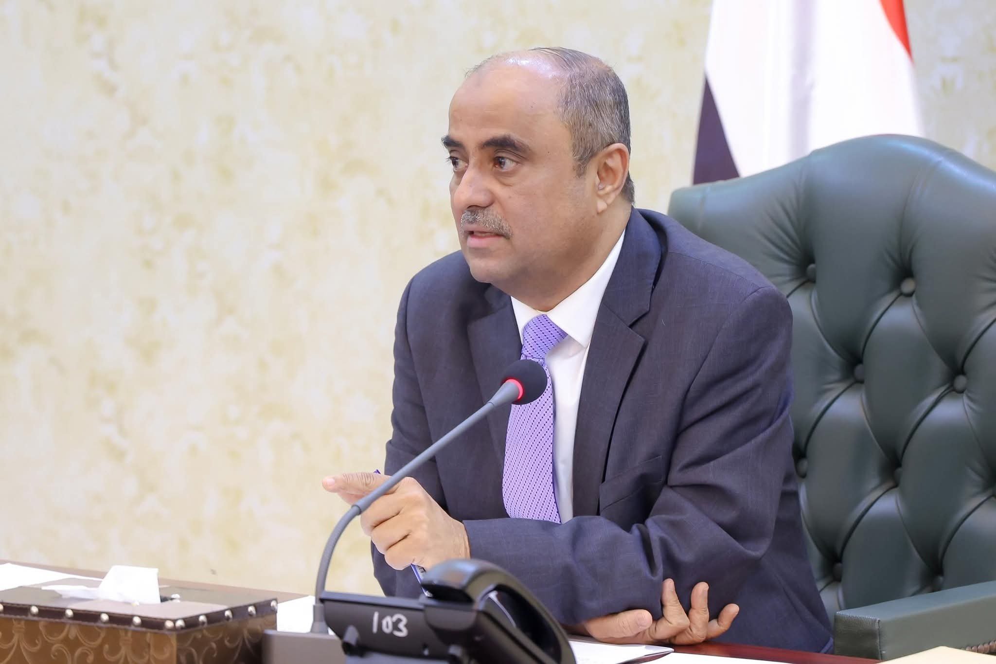 رئيس الوزراء يتابع ميدانياً تطبيع الأوضاع في حضرموت ويشدد على انتظام الخدمات