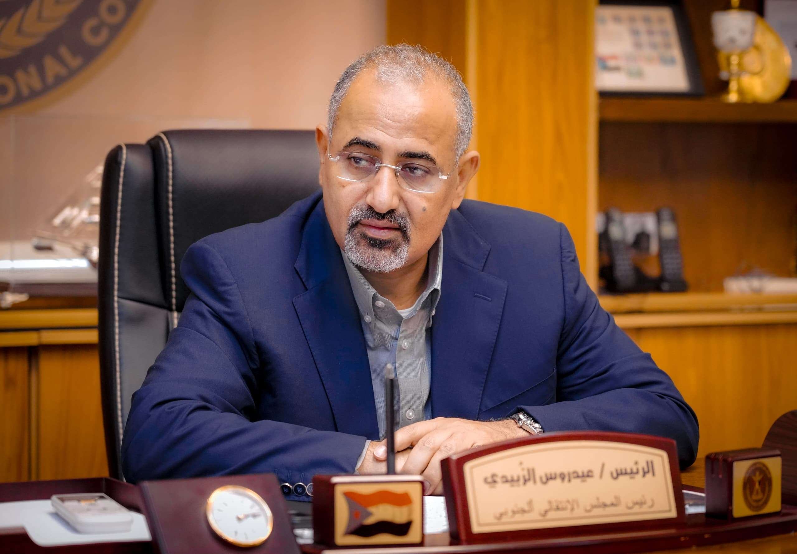 مجلس القيادة الرئاسي يُسقط عضوية عيدروس الزُبيدي ويُحيله إلى النائب العام بتهم الخيانة العظمى