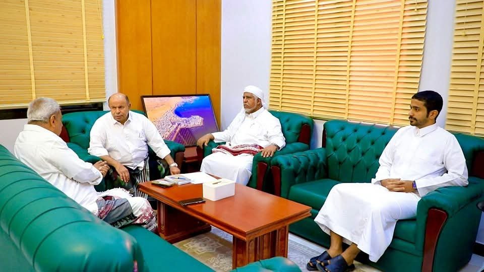 محافظ حضرموت يبحث مع قيادات تشريعية واقتصادية مستجدات الأوضاع العامة وتعزيز الاستقرار