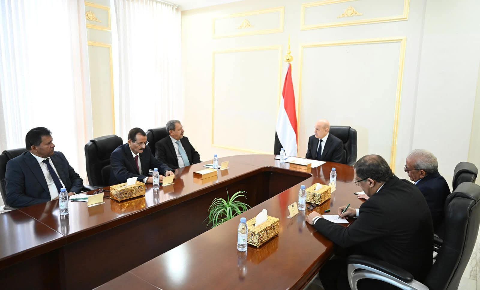 الرئيس العليمي يشدد على استقلال القضاء ودوره الحاسم في ترسيخ سيادة القانون وهيبة الدولة