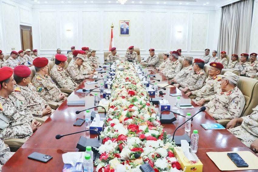 وزارة الدفاع تعقد اجتماعاً في عدن برئاسة البصر وتؤكد دعمها لقرارات إعادة هيكلة وتوحيد المؤسسة العسكرية عقب إقالة الداعري