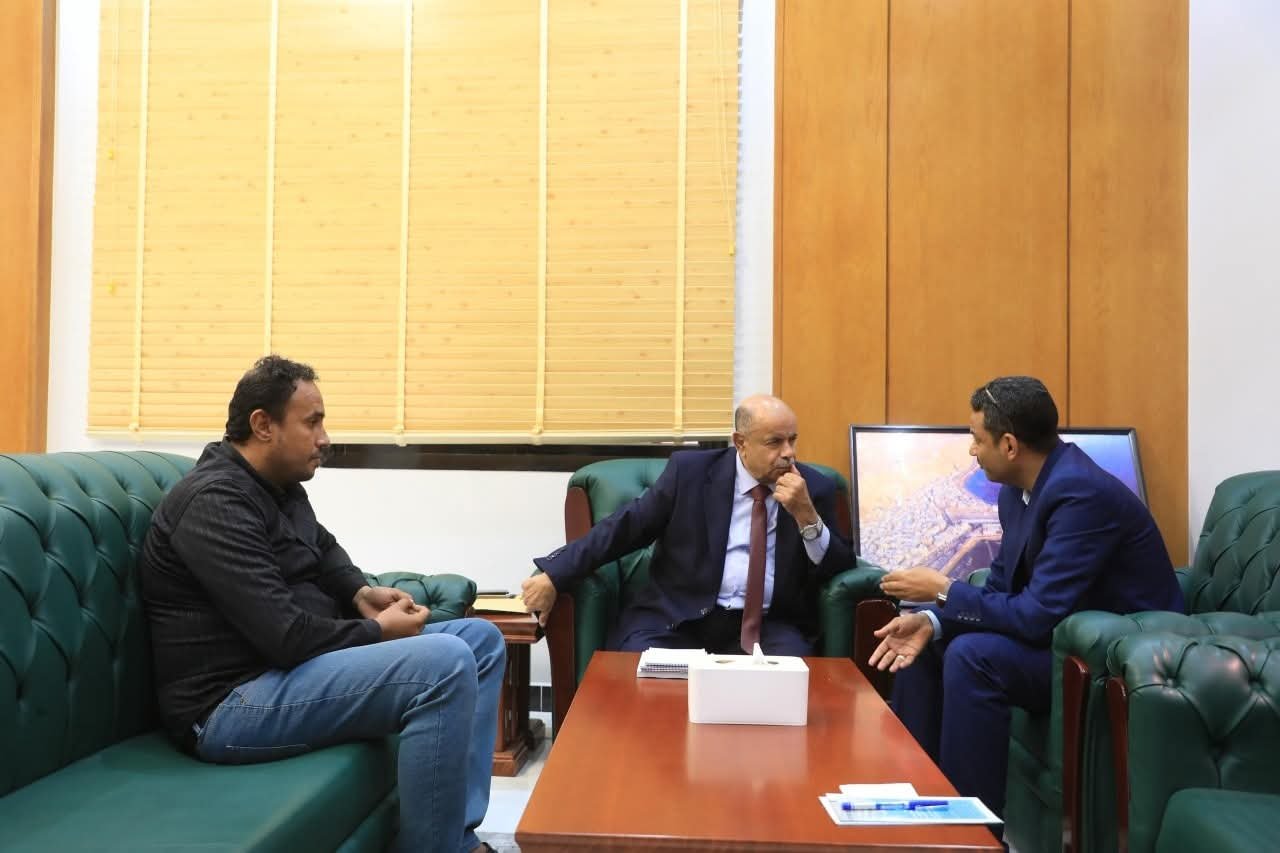 محافظ حضرموت يوجّه بتعزيز منظومة كهرباء الوادي وتسريع صيانة الطرق الحيوية بساحل المحافظة