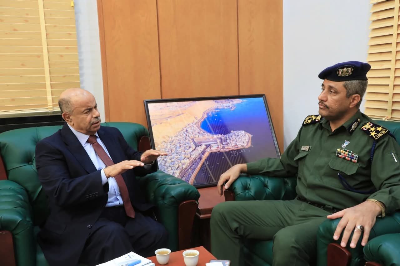 محافظ حضرموت يناقش مع قيادة أمن الساحل خطط تعزيز الأمن ورفع الجاهزية الميدانية
