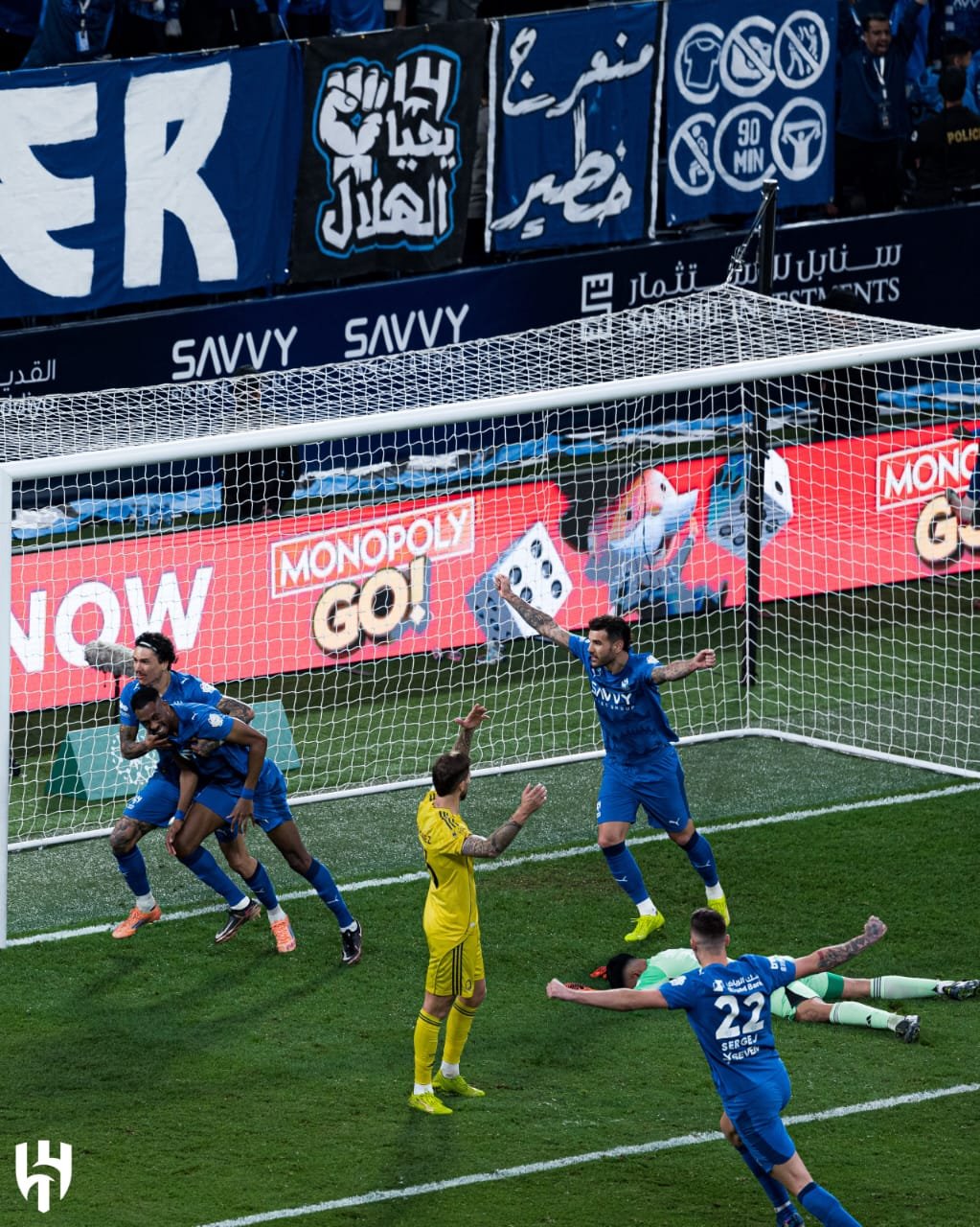 الهلال يسقط النصر ويحلّق بالصدارة منفرداً