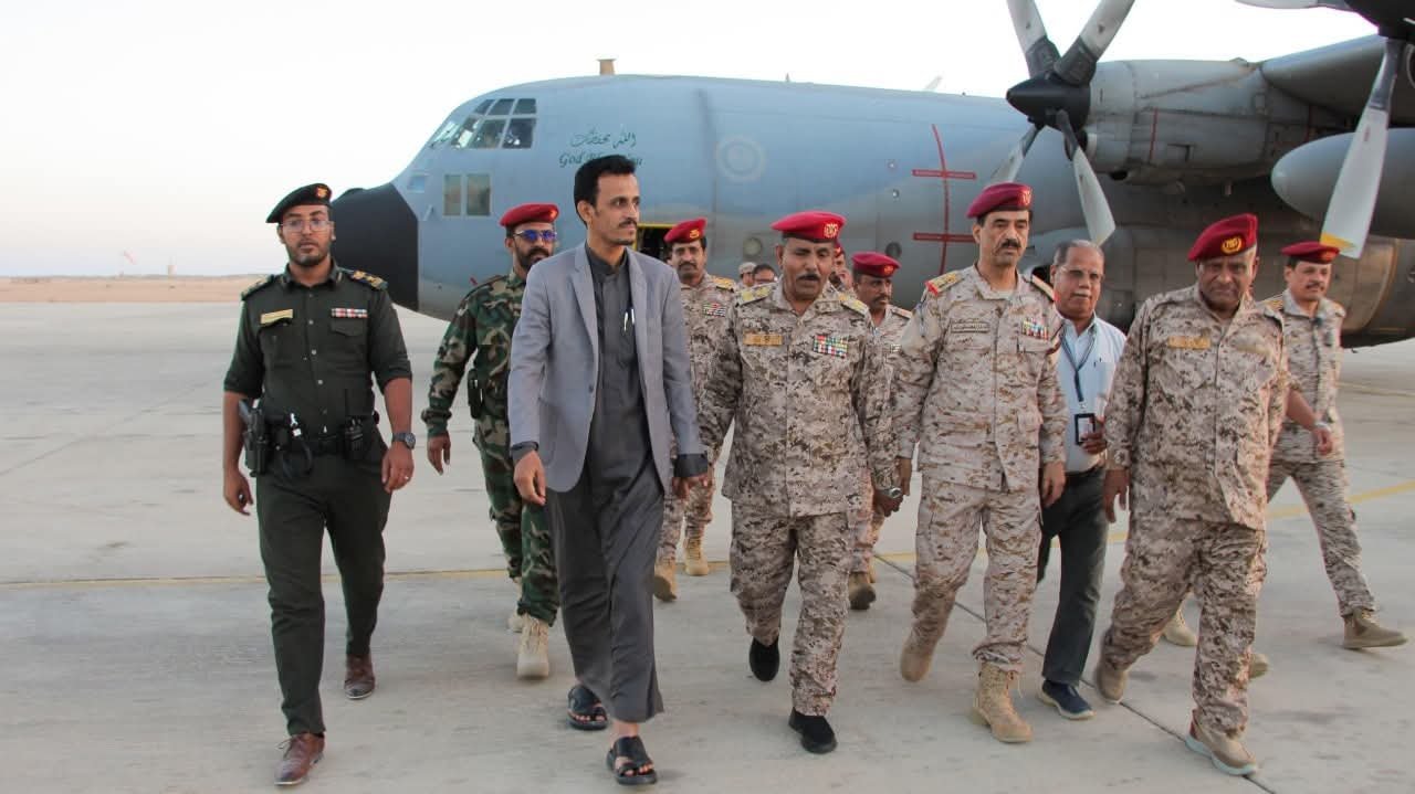 الوكيل الجيلاني يستقبل قائد المنطقة العسكرية الثانية بمطار الريان