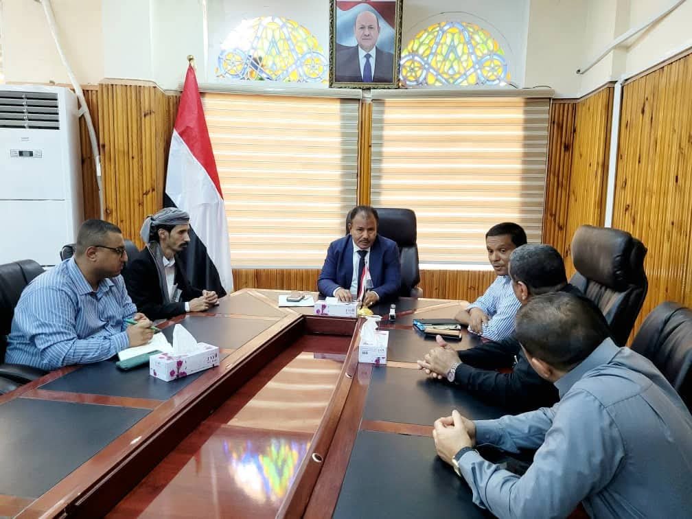 السلطة المحلية بوادي وصحراء حضرموت تطّلع على جاهزية انطلاق مشروع مياه العبر الاستراتيجي
