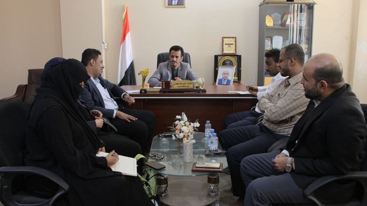 وكيل حضرموت يناقش مع المديرين الجدد خطط تطوير المرافق الحكومية وتعزيز الأداء المؤسسي