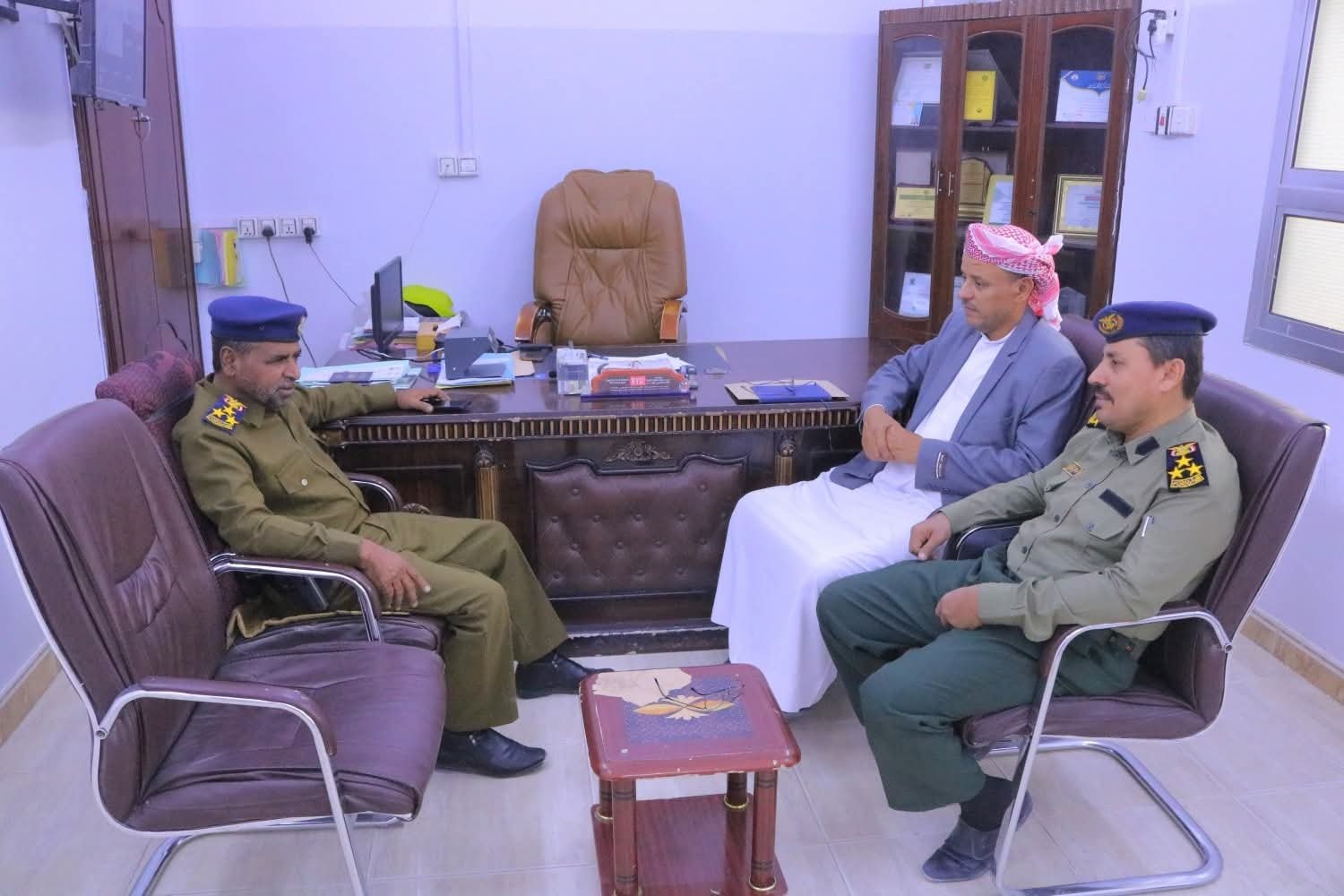 مدير عام سيئون يناقش متطلبات الهجرة والجوازات والأحوال المدنية ويشدّد على دعم تطوير الخدمات