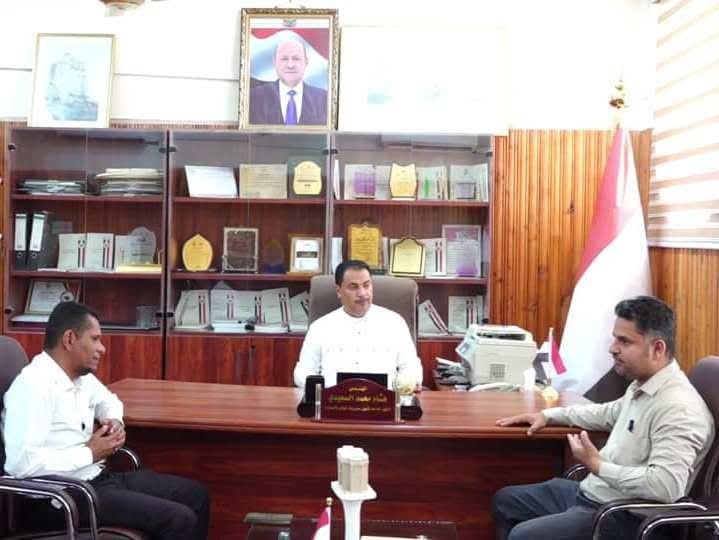 الوكيل المساعد هشام السعيدي يناقش تأثير انخفاض أسعار الصرف على أسعار السلع بأسواق وادي حضرموت