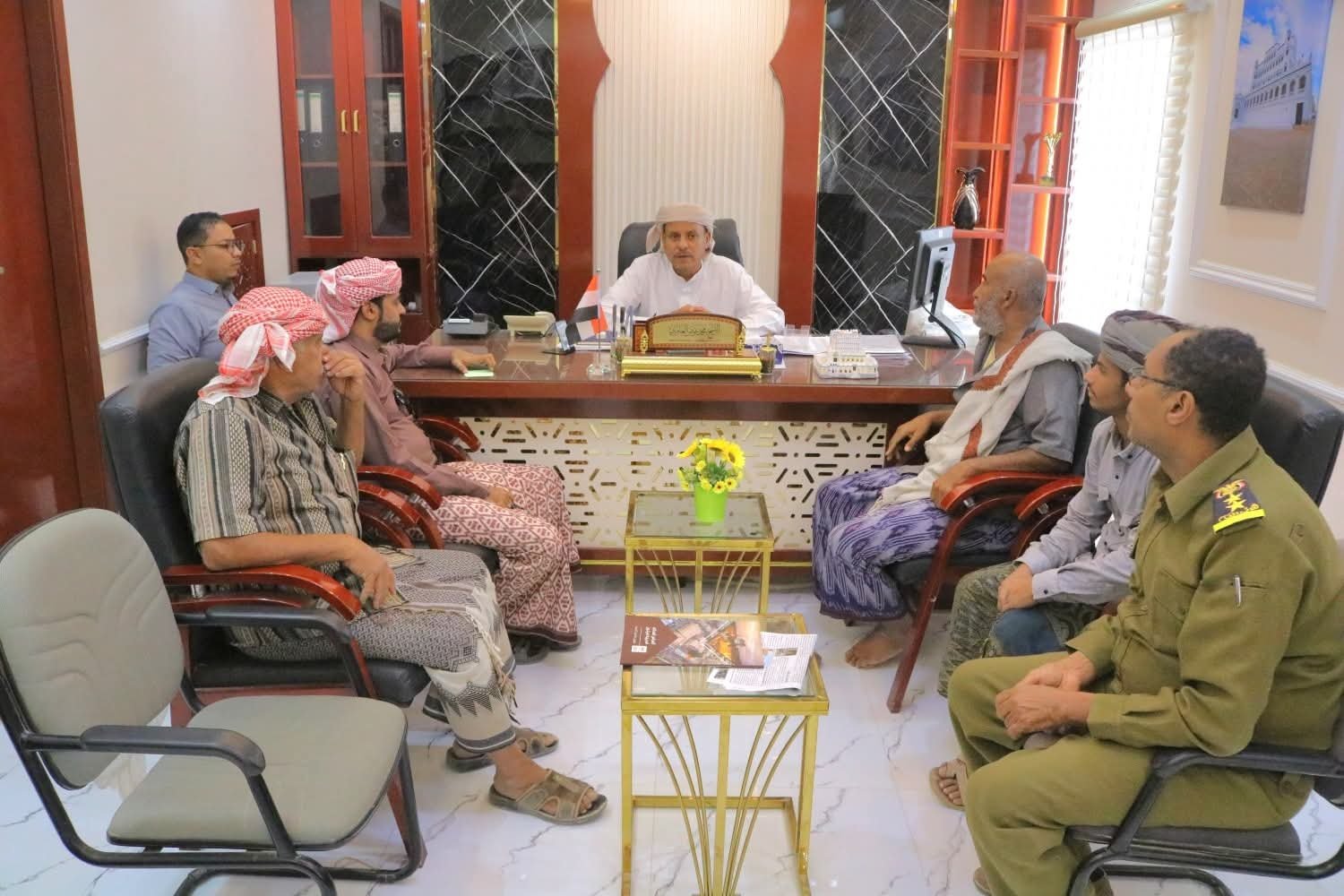 مدير عام سيئون يبحث مع محطة عرشان تنظيم توزيع الغاز المنزلي واتخاذ إجراءات بحق المتلاعبين بالأسعار