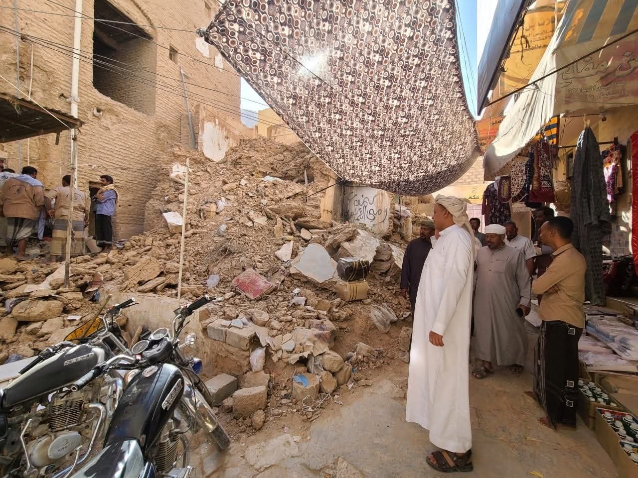 الخنبشي وبارباع يطّلعان من مدير عام سيئون على أضرار انهيار منزل شعبي بسوق النساء