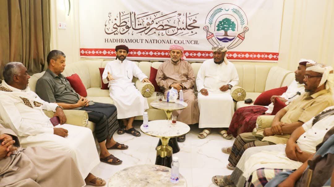 أمين عام مجلس حضرموت يجتمع بقيادة حاضرة حضرموت وكندة لتعزيز التنسيق المجتمعي