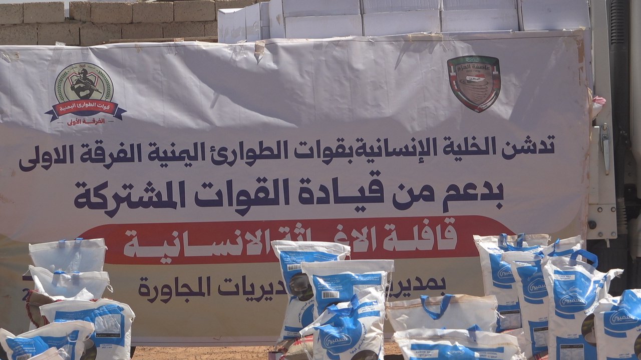 الفرقة الأولى – قوات الطوارئ تدشن قافلة إغاثية بدعم سعودي في حضرموت