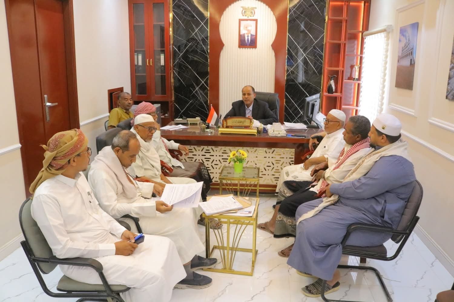 محلي سيئون يعتمد الحساب الختامي لـ2025 ويقر حزمة مشاريع خدمية وتنموية