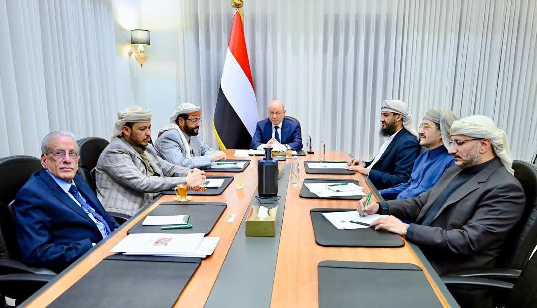مجلس القيادة يجدد دعمه للحكومة ويؤكد رفع الجاهزية لمواجهة تحديات المرحلة