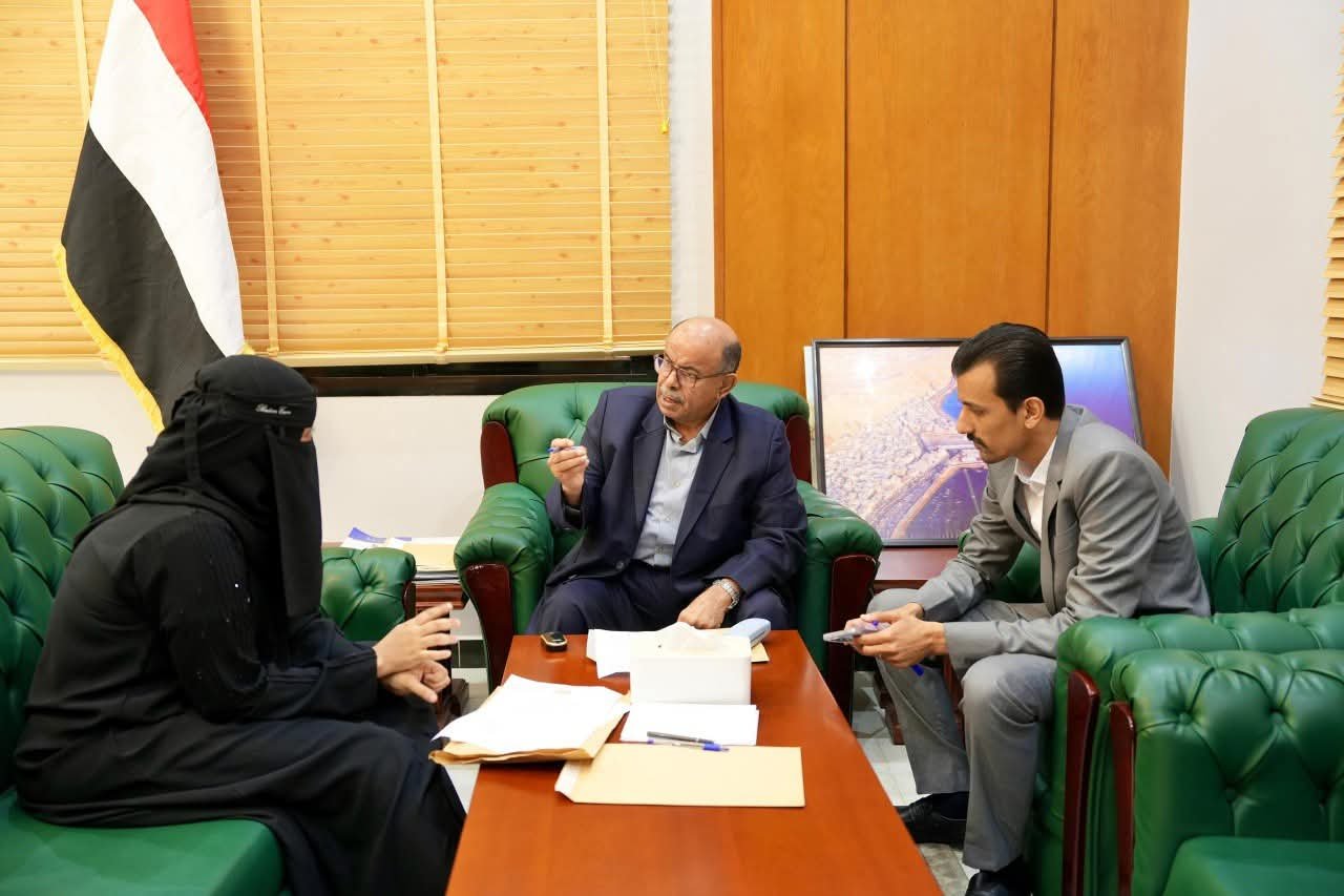 الخنبشي يؤكد دعم السلطة المحلية لتمكين المرأة خلال لقائه رئيسة اللجنة الوطنية للمرأة بحضرموت