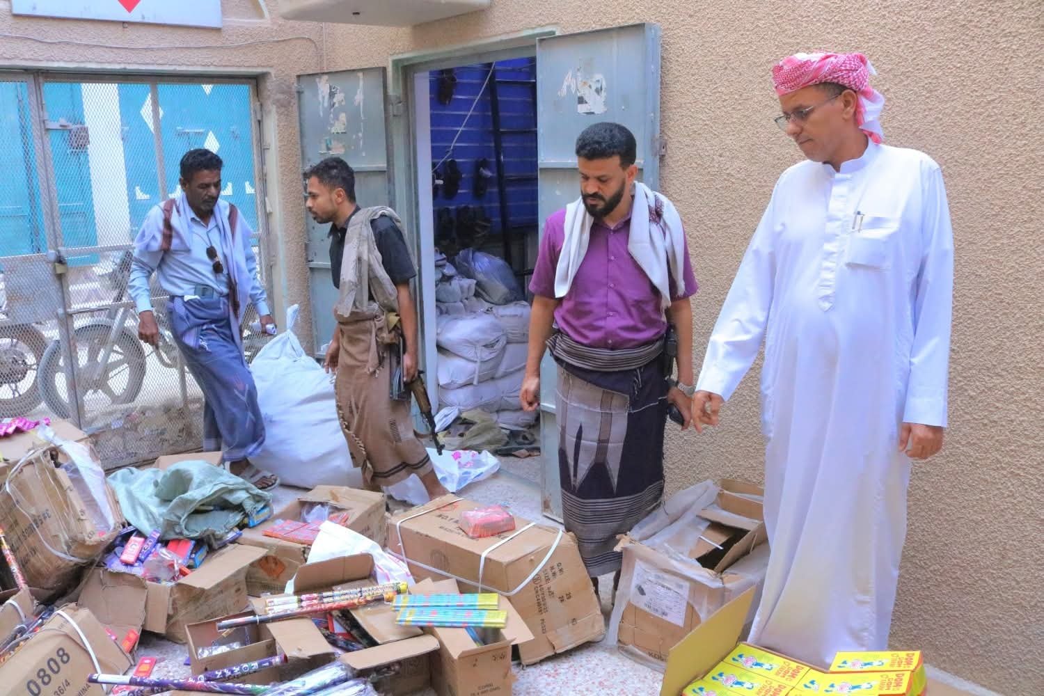 مدير عام سيئون يتفقد المضبوطات من الألعاب النارية ويوجه باتخاذ إجراءات قانونية بحق المخالفين