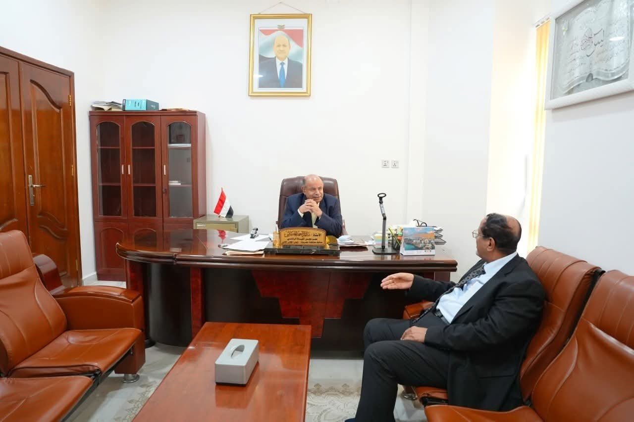 الخنبشي يبحث مع رئيس هيئة الطيران المدني تطوير مطاري الريان وسيئون وتعزيز خدمات النقل الجوي