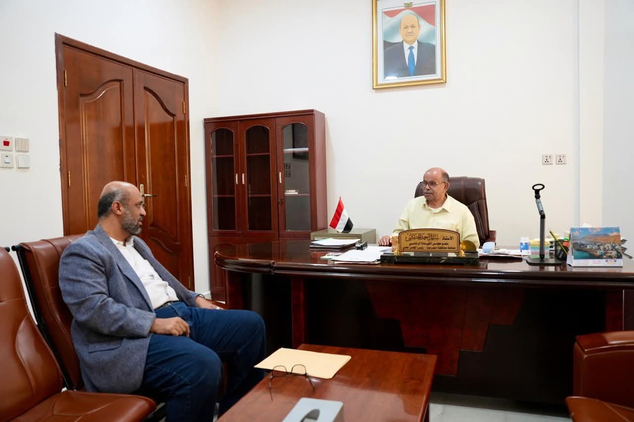الخنبشي يناقش أوضاع ميناء الشحر ويؤكد أهمية تنظيم نشاط الاصطياد ودعم الصيادين في حضرموت