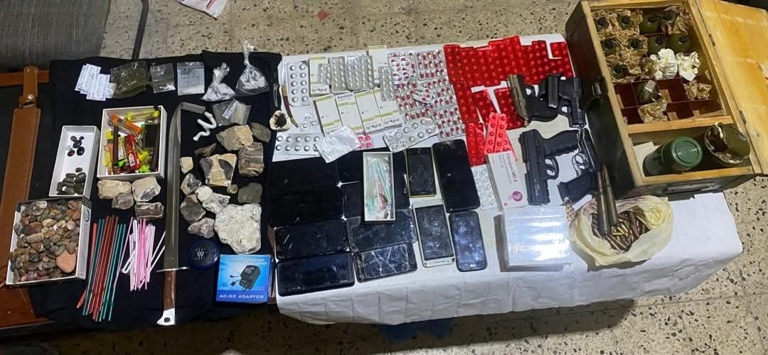 سقوط مروّج خطير للمخدرات في المكلا.. ضبط أسلحة وقنابل وكميات من الشبو والحبوب المخدرة