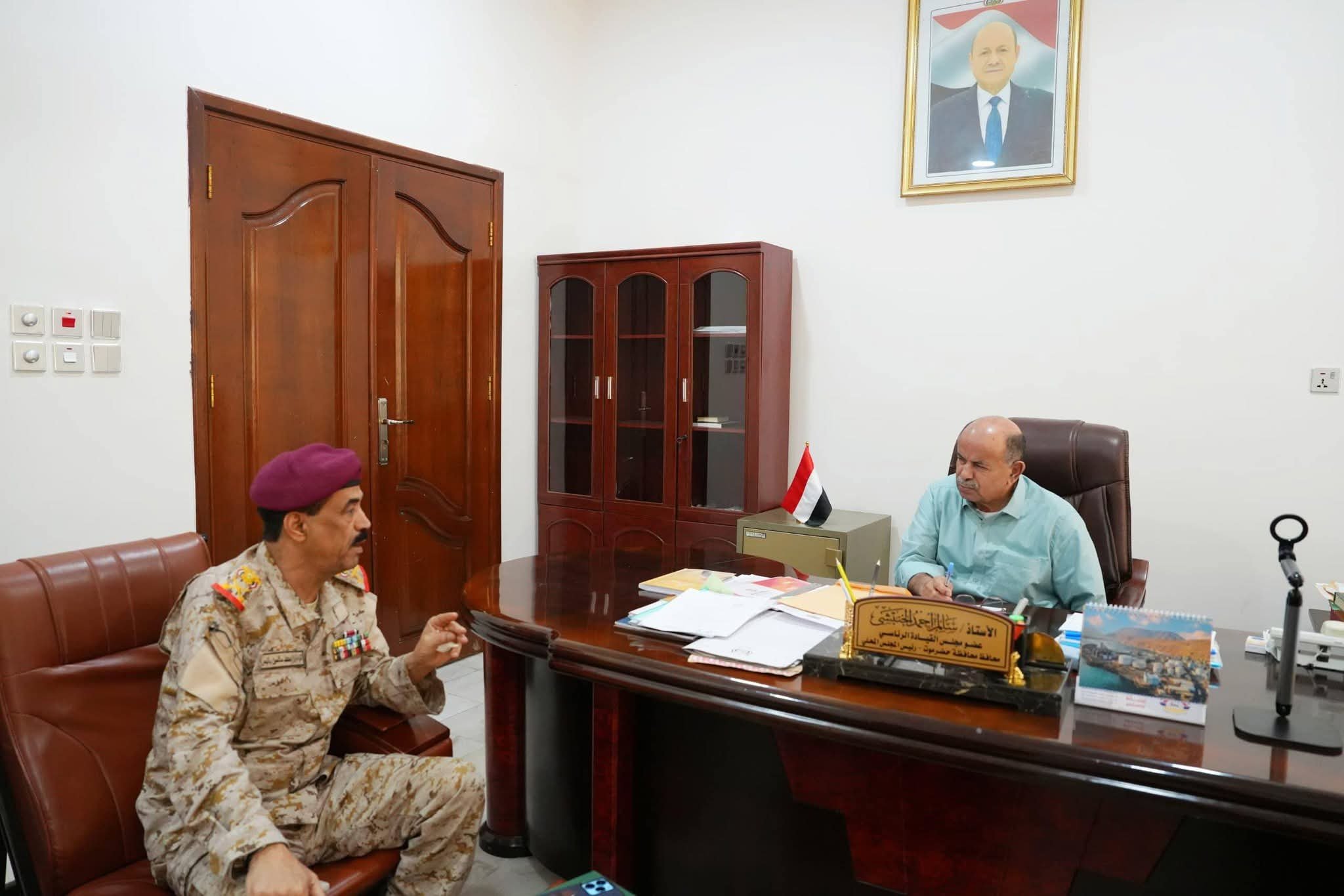 الخنبشي يناقش ترتيبات الانتشار العسكري وتعزيز الجاهزية الأمنية في حضرموت
