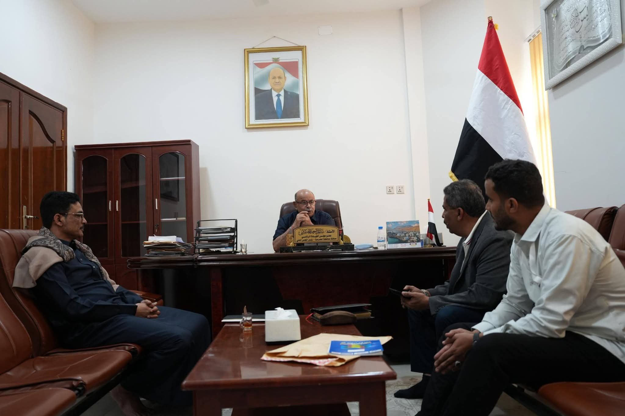 الخنبشي يستعرض تموين المشتقات النفطية بحضرموت ويؤكد ضرورة تأمين احتياجات الكهرباء والسوق