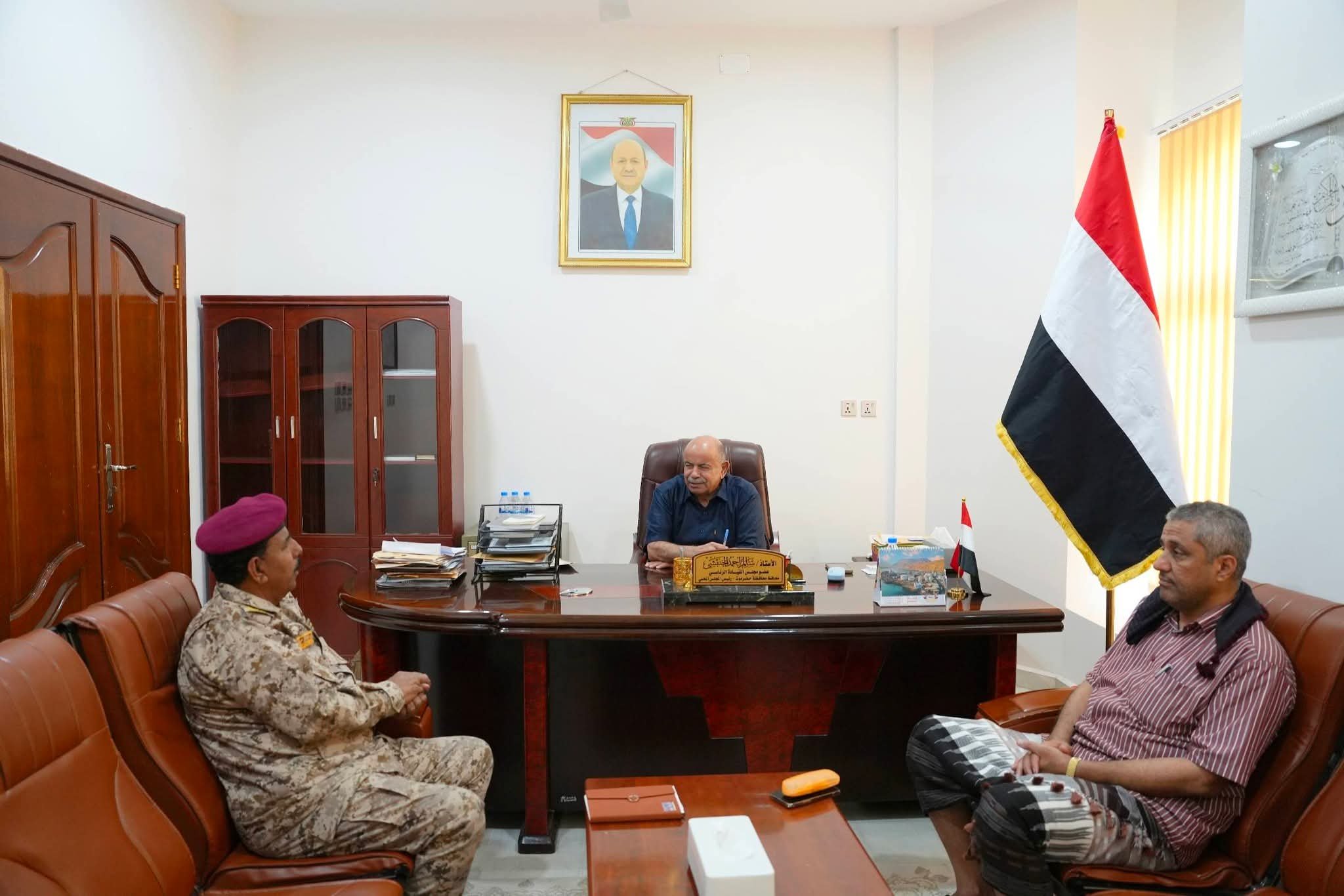 الخنبشي يترأس اجتماعًا لتعزيز الجاهزية الأمنية والعسكريةبحضرموت