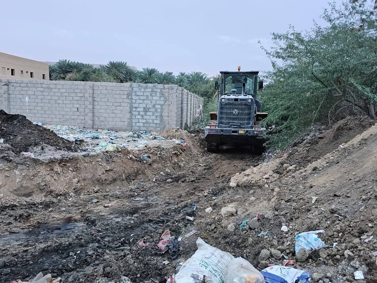 وحدة النظافة وتحسين مديرية سيئون تنفذ حملة لإزالة مخلفات السيول والأمطار بخط شحوح