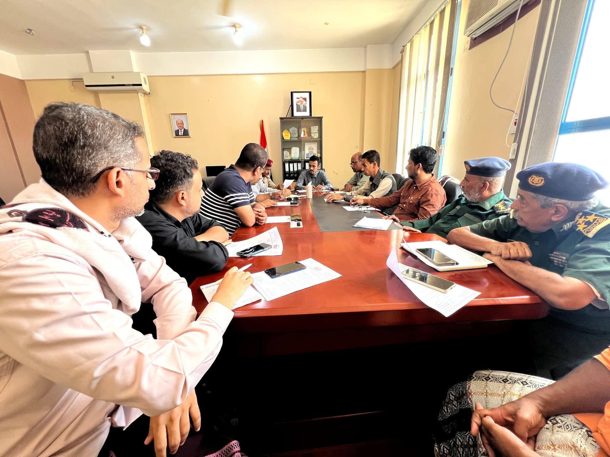 وكيل حضرموت يترأس اجتماع لجنة الطوارئ لتعزيز الجاهزية لمواجهة التقلبات الجوية والسيول