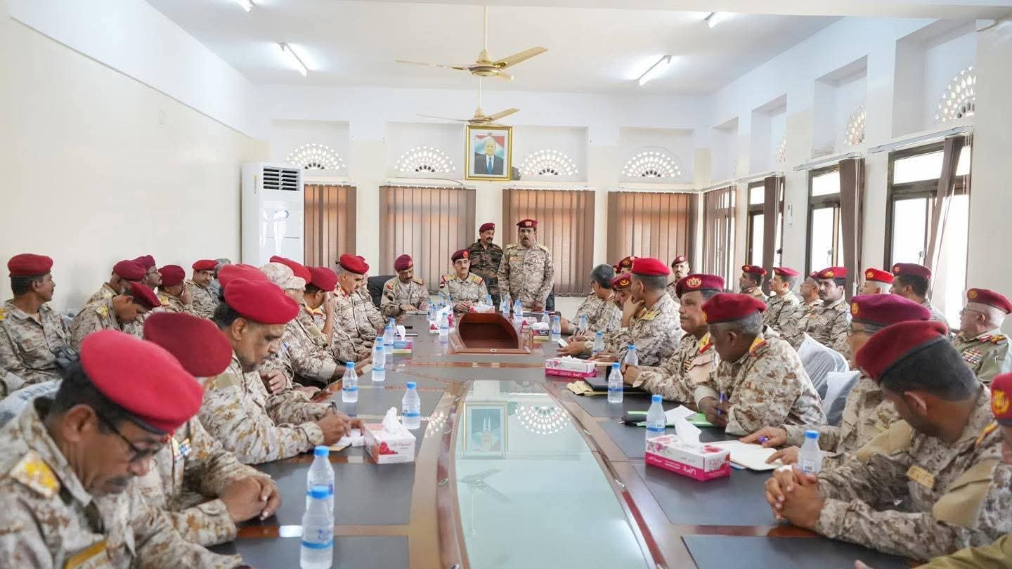وزير الدفاع يبحث مع قيادة المنطقة العسكرية الثانية تعزيز الجاهزية وتطوير الأداء العملياتي